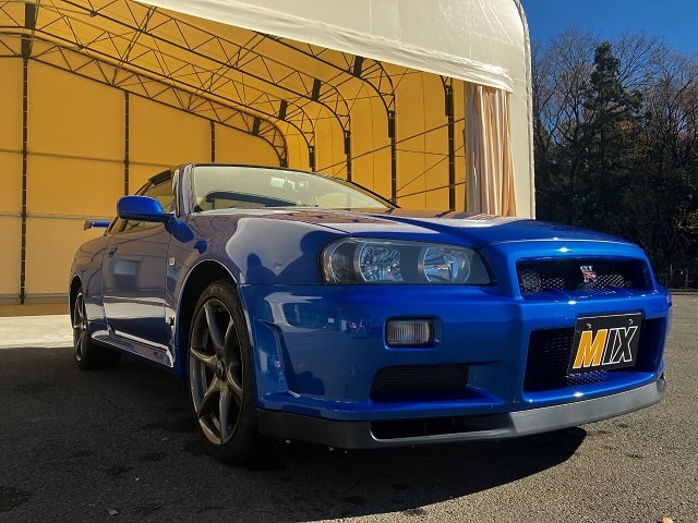 青色の日産GT-R