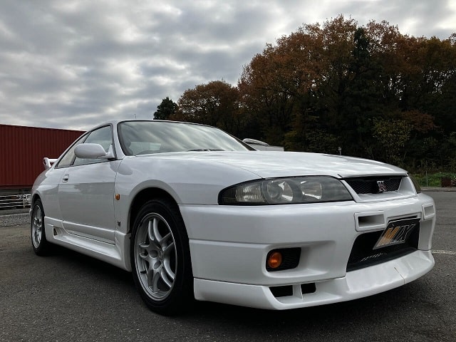 白色の日産スカイライン GT-R33